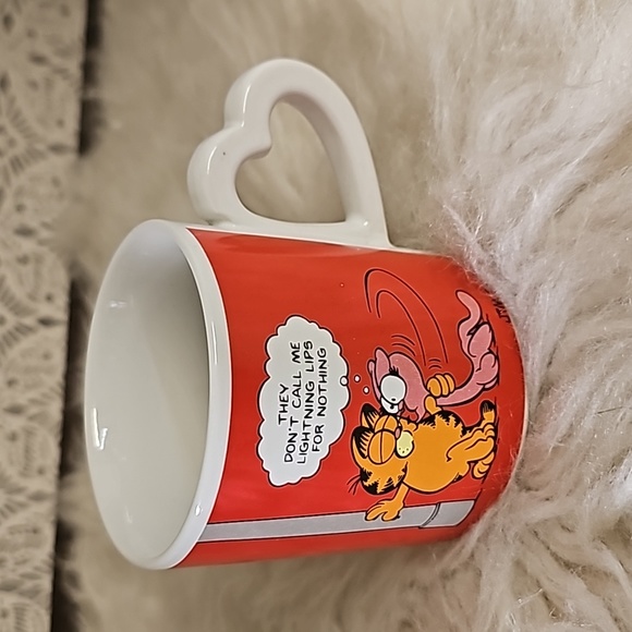 Enesco Other - Vintage Garfield mug They call me Lightning Lips heart shaped handle Kissing Hug